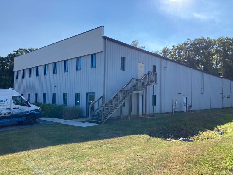 More Photos Of 11 Roadway Dr, Carlisle Light Manufacturing For Sale