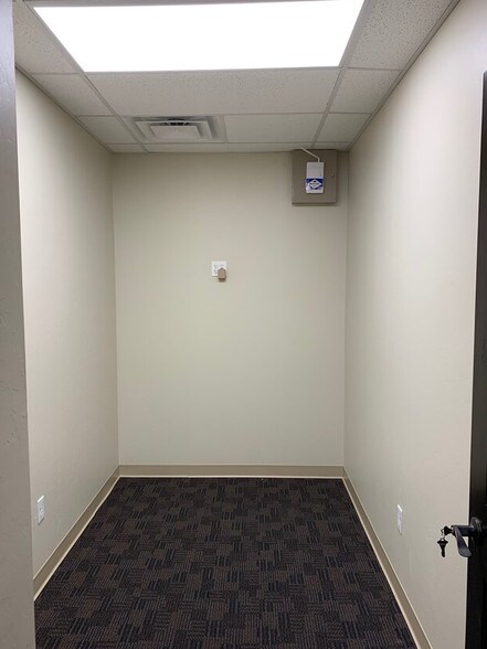 More Photos Of 401 W Vandament Ave, Yukon Office For Lease