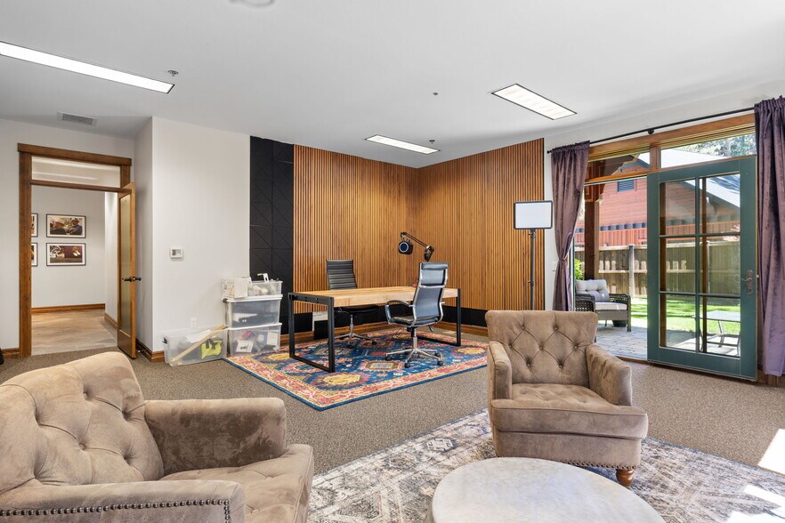 More Photos Of 750 Buckaroo Trl, Sisters Office For Sale