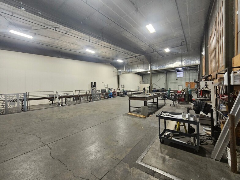 More Photos Of 273 SE 9th St, Bend Distribution For Lease