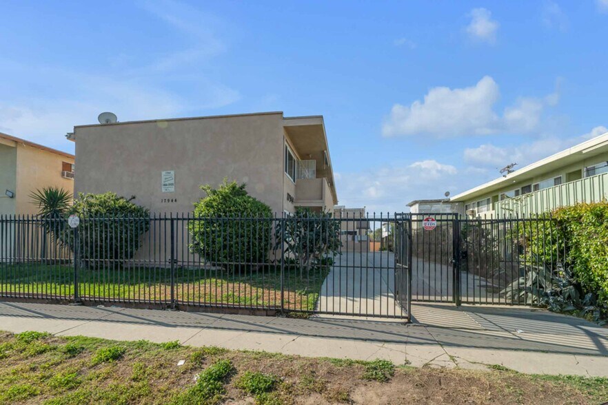 More Photos Of 17944 Schoenborn St, Northridge Apartments For Sale