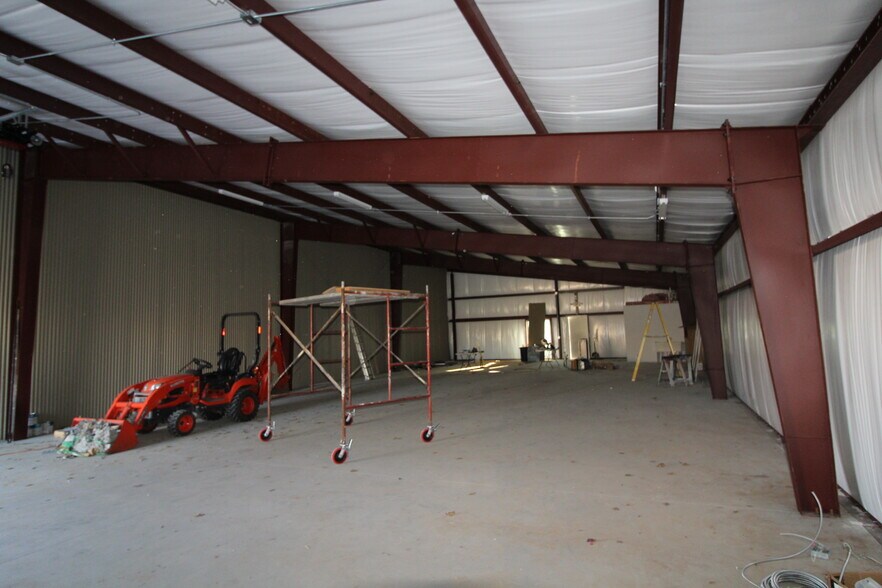 More Photos Of 1302 Lindsey Plaza Dr, Norman Warehouse For Lease