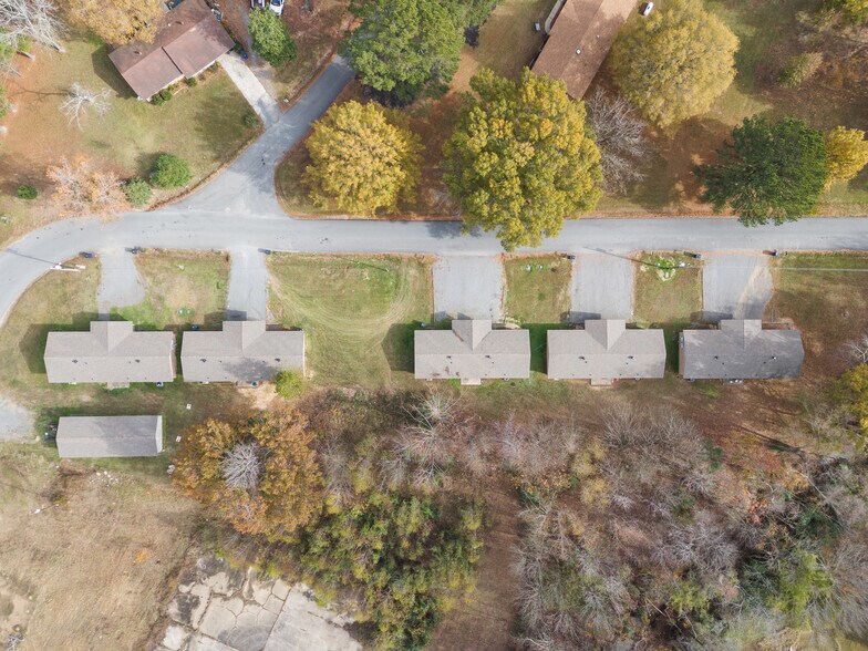 More Photos Of 16 Linder Rd, Greenbrier Apartments For Sale