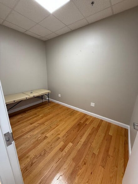 More Photos Of 580-590 Moody St, Waltham Storefront Retail Residential For Lease