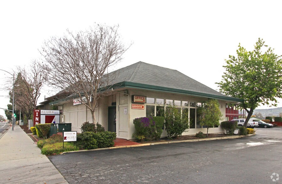 Primary Photo Of 1390 Oakland Rd, San Jose Restaurant For Lease