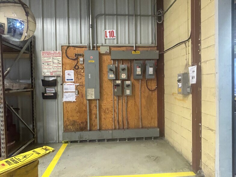 More Photos Of 1954 10 Av NW, Medicine Hat Warehouse For Sale