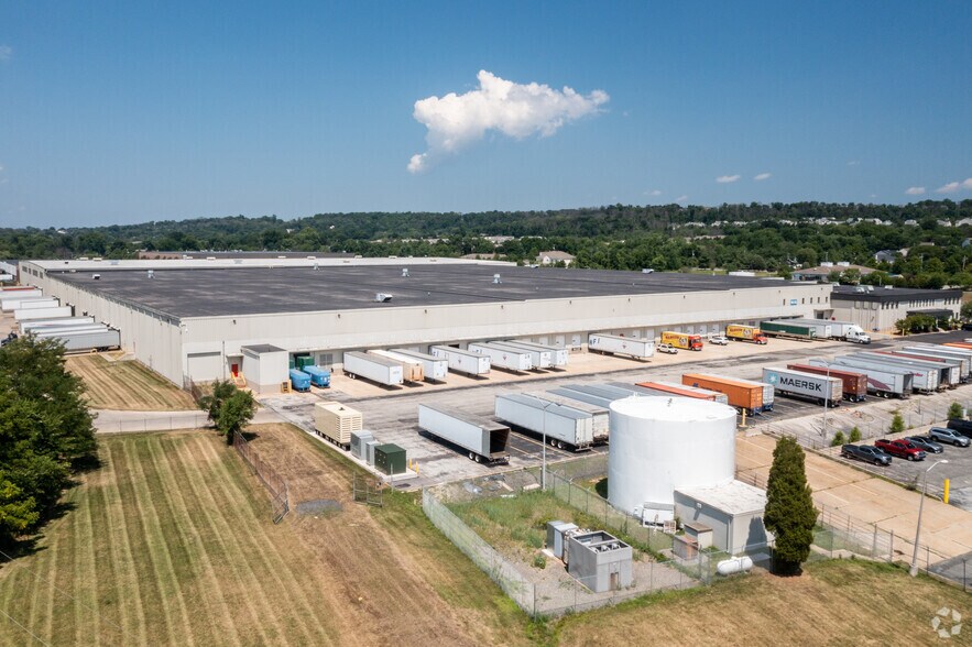 More Photos Of 125 Green Tree Rd, Oaks Distribution For Lease