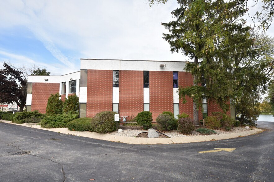 More Photos Of 7400 W Brown Deer Rd, Milwaukee Office For Sale