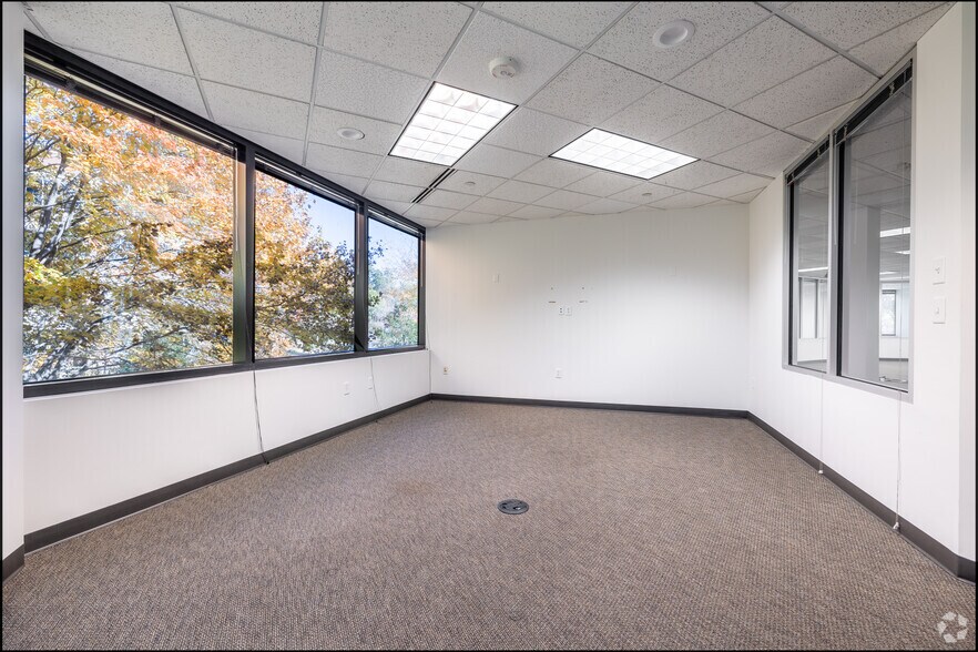 More Photos Of 2820 Waterford Lake Dr, Midlothian Office For Lease