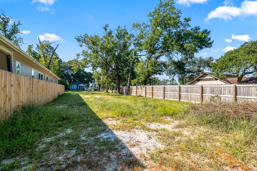More Photos Of 900 Yonge St, Pensacola Land For Sale