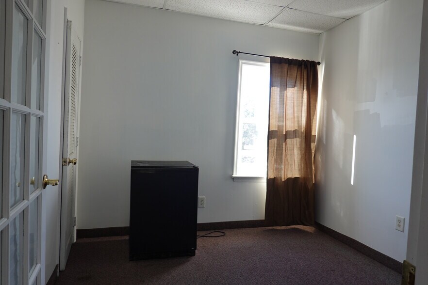 More Photos Of 100 Bridge St, Hampton Office For Lease
