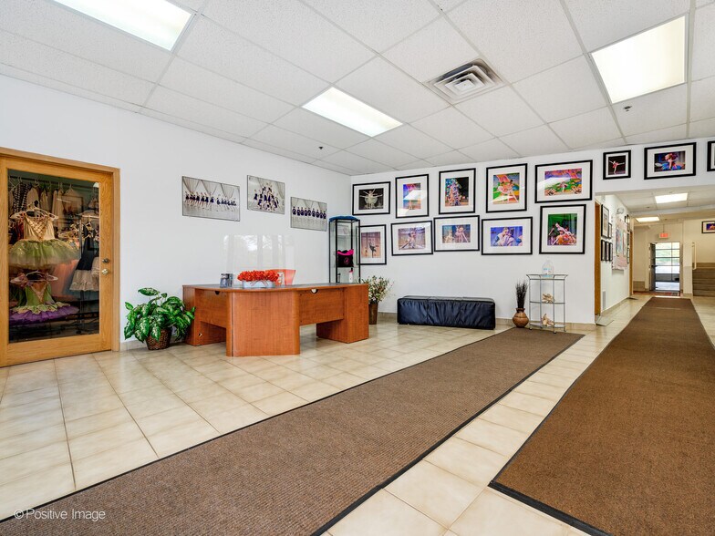 More Photos Of 2126 N First St, Highland Park Service For Sale