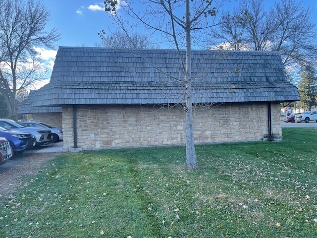 More Photos Of 421 5th St, Centuria Veterinarian Kennel For Sale