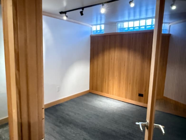 More Photos Of 213 3rd St, Hood River Storefront For Lease