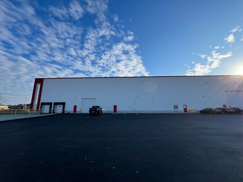 More Photos Of 2801 W Evergreen Dr, Appleton Warehouse For Lease