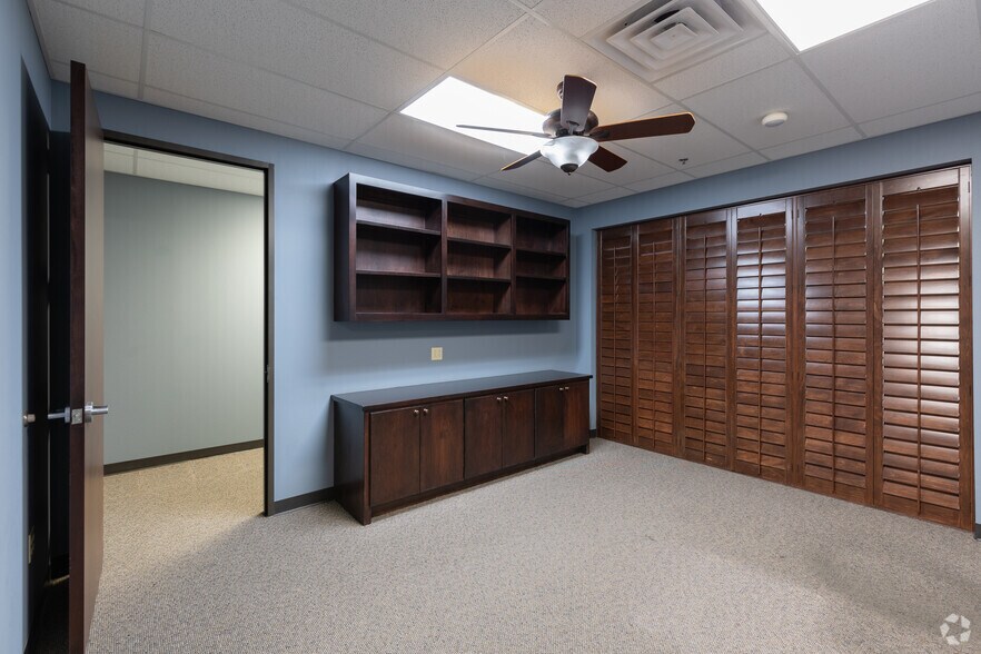 More Photos Of 1626 S Cherry St, Tomball Warehouse For Lease