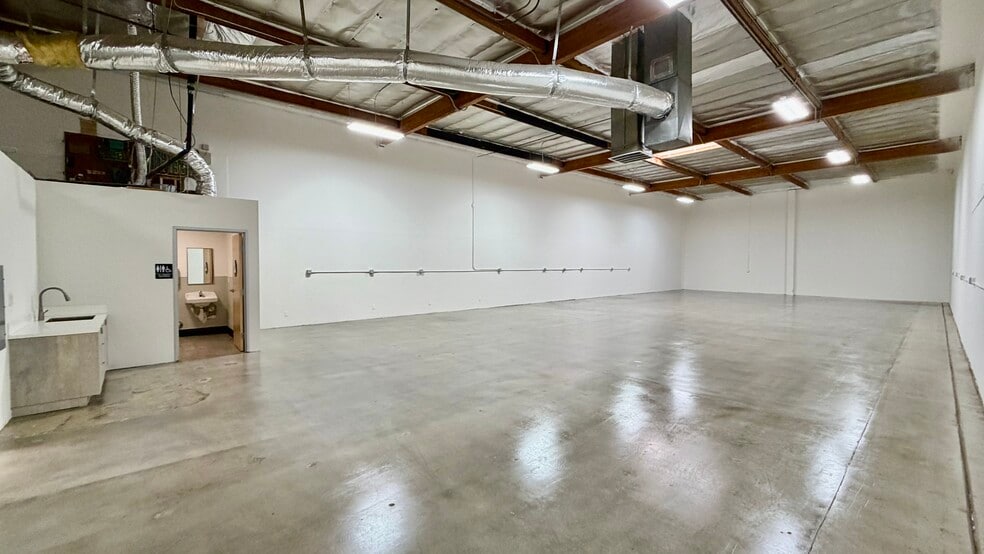 More Photos Of 18320-18330 Oxnard St, Tarzana Unknown For Lease