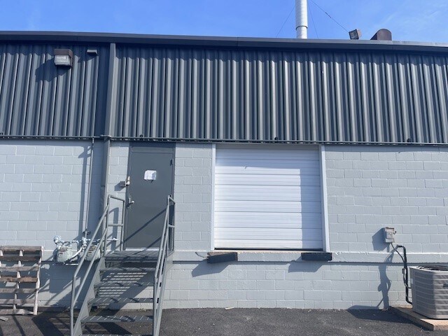 More Photos Of 256-284 Quigley Blvd, New Castle Warehouse For Lease