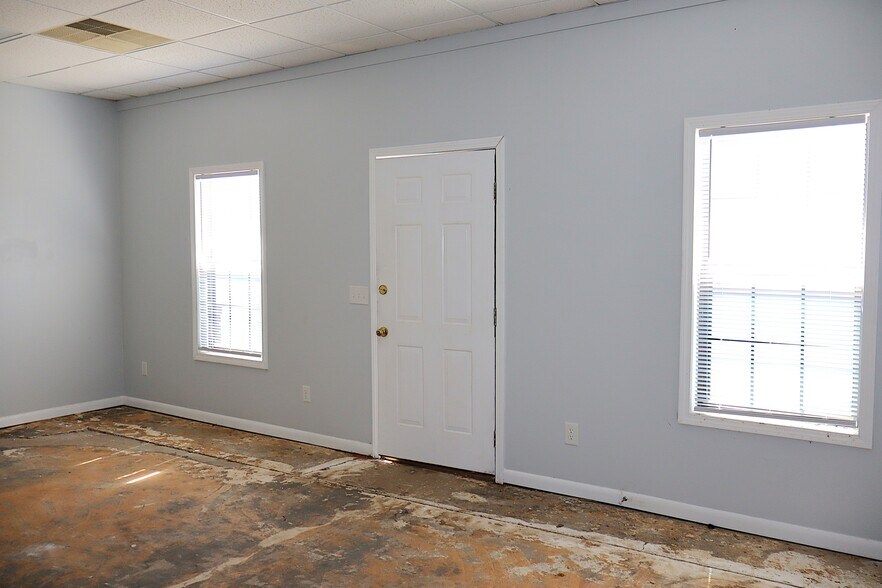 More Photos Of 501 Plaza Dr, Enterprise Storefront Retail Office For Sale