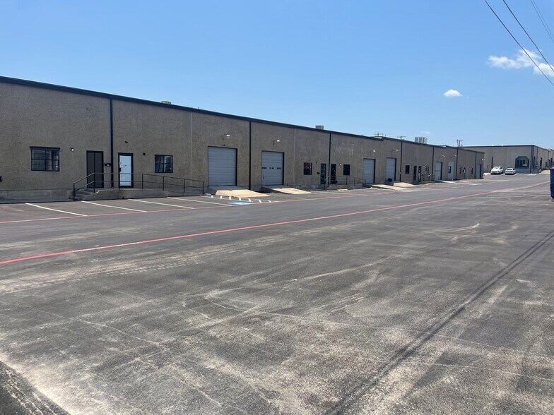 More Photos Of 3425 Raider Dr, Hurst Unknown For Lease