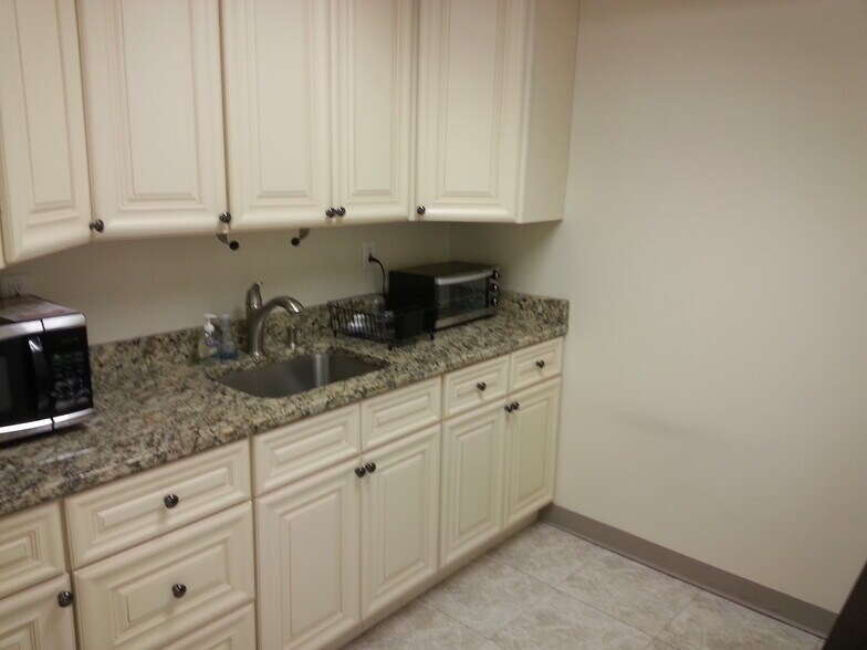 More Photos Of 7440 Heritage Village Plz, Gainesville Office For Lease