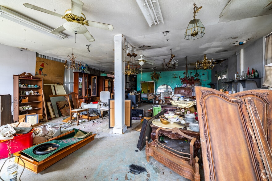 More Photos Of 110 W Valentine St, Tyler General Retail For Sale