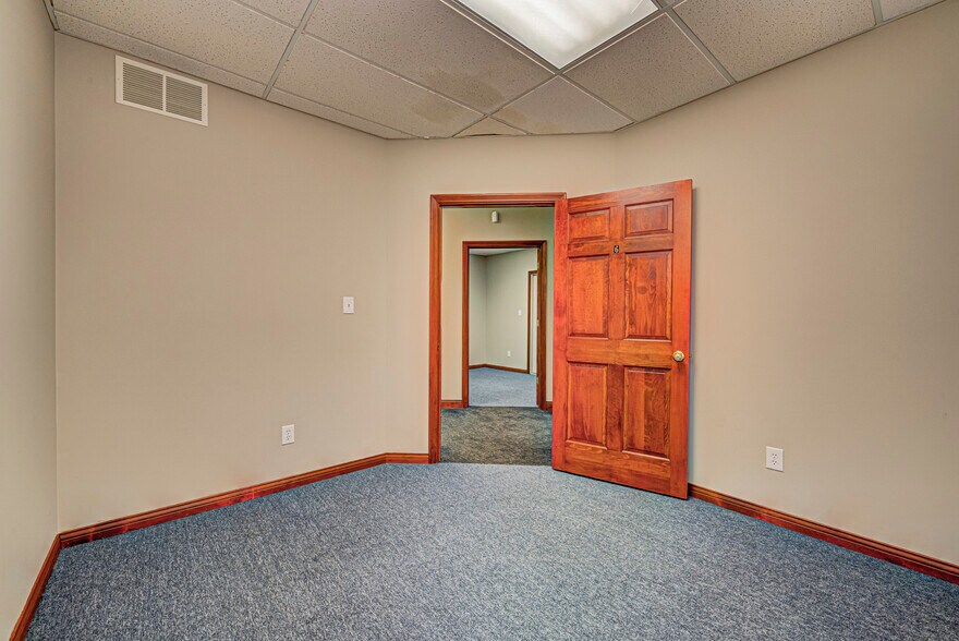 More Photos Of 4582 Northwest Plaza West Dr, Zionsville Office For Lease