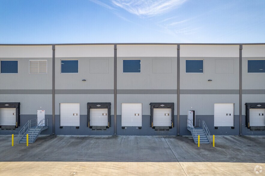 More Photos Of 525 S Cravens Rd, Missouri City Distribution For Lease