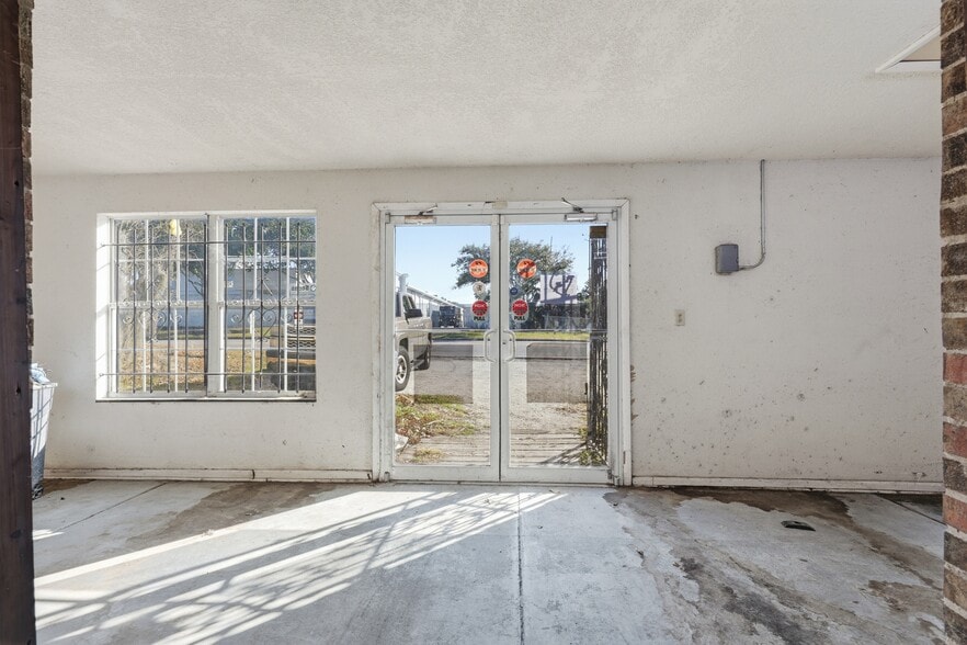More Photos Of 4545 Saint Johns Ave, Jacksonville Service For Sale