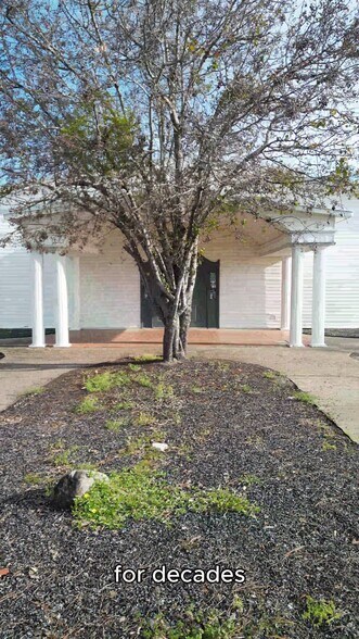Primary Photo Of 1686 GOLDEN ISLE W, Baxley Restaurant For Sale