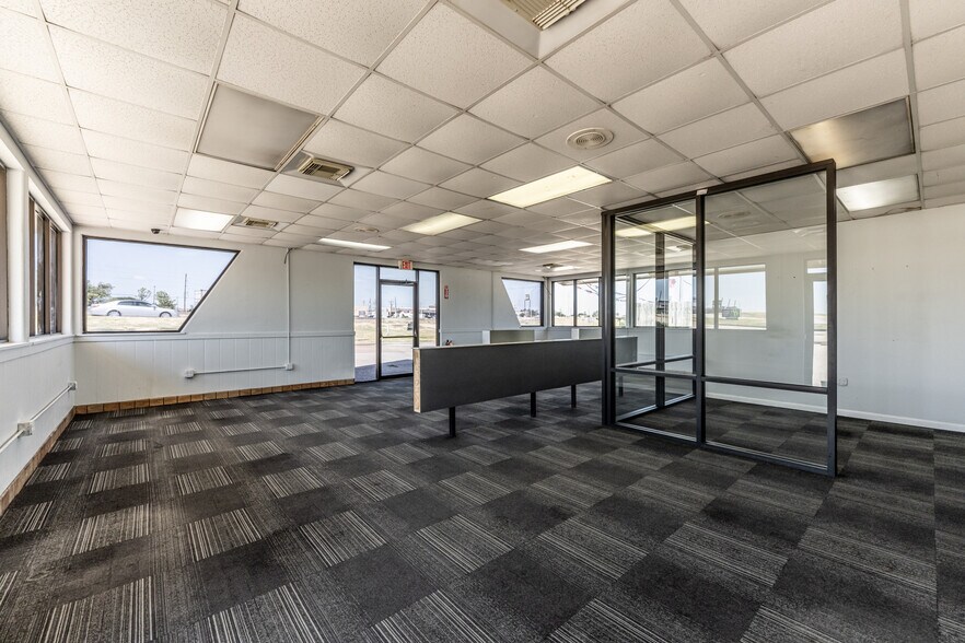 More Photos Of 130 Interstate 45 N, Huntsville General Retail For Sale