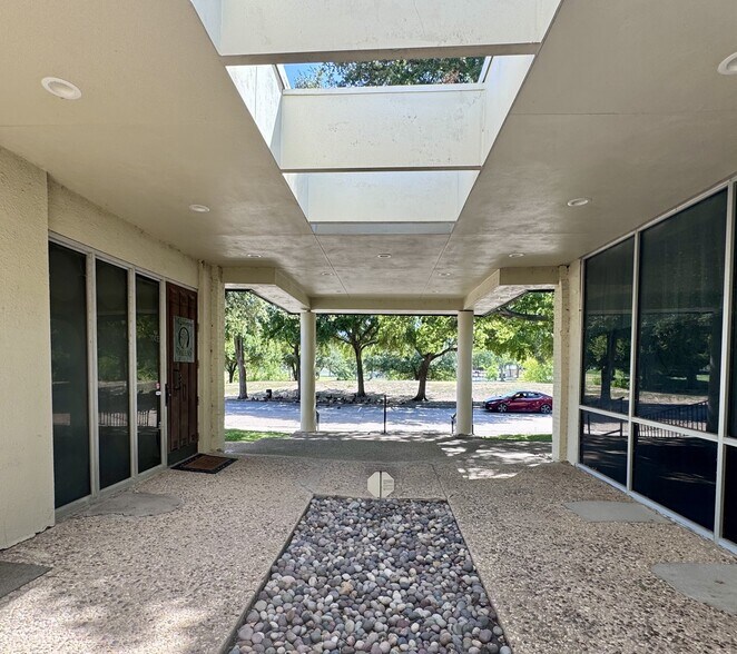 More Photos Of 304 S Cottonwood Dr, Richardson Medical For Sale