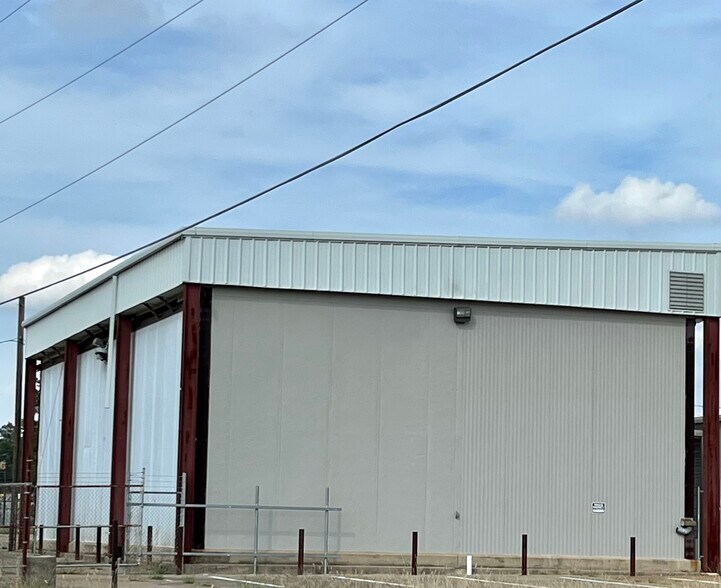 More Photos Of 1703 E Whaley St, Longview Warehouse For Lease