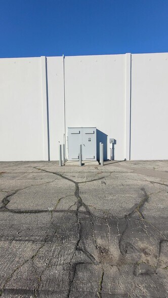 More Photos Of 21310-21314 Lassen St, Chatsworth Warehouse For Lease
