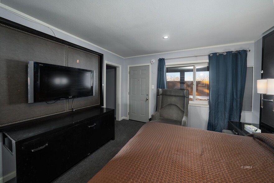 More Photos Of 331 W Church Ave, Ridgecrest Hotel For Sale