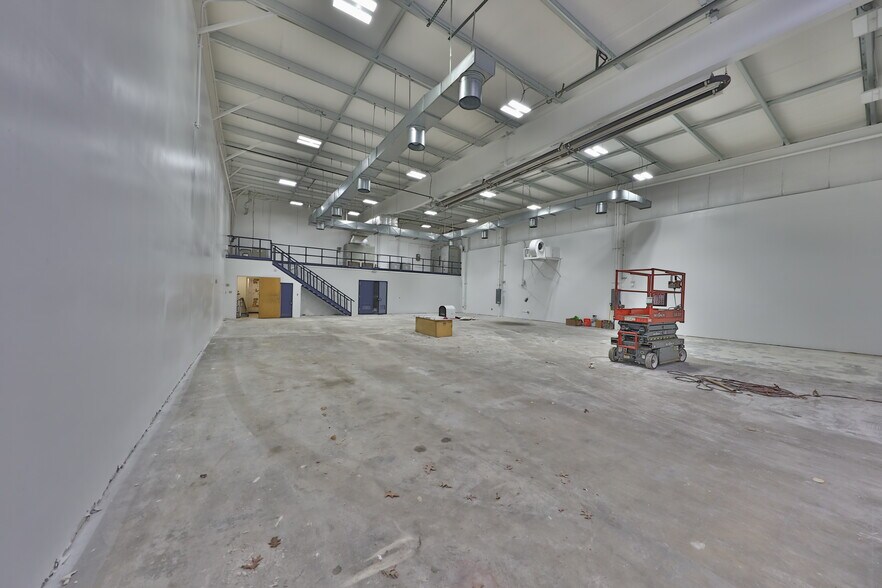 More Photos Of 12 Orben Dr, Landing Showroom For Lease