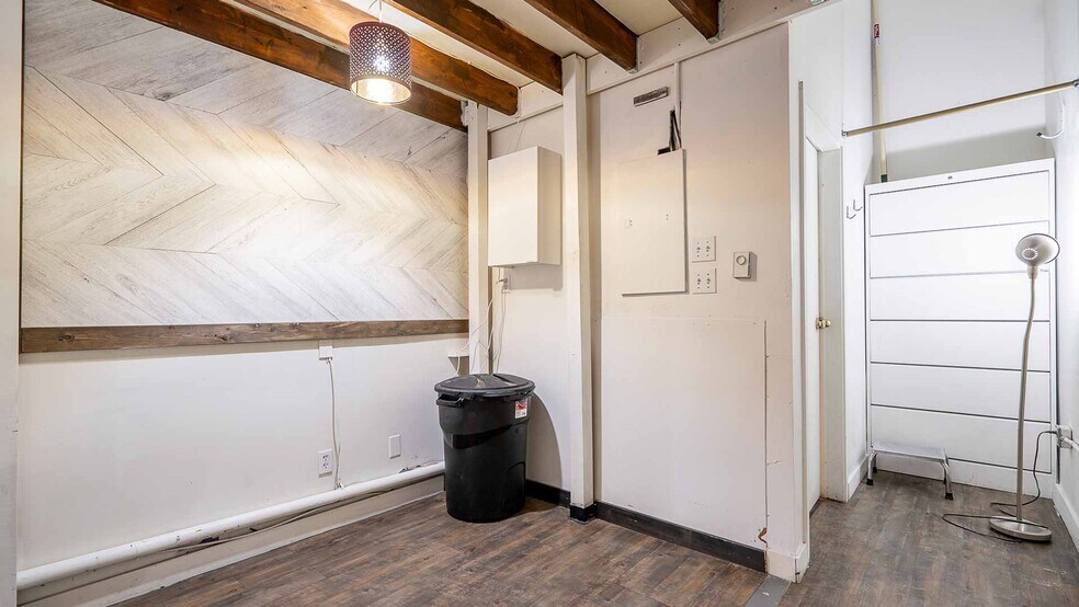 More Photos Of 26 Cordova St E, Vancouver Storefront For Lease