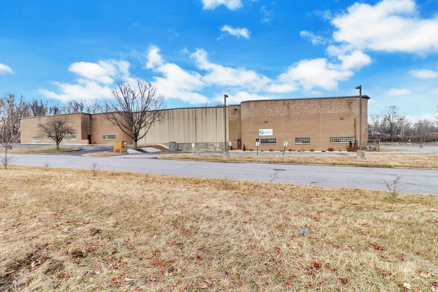 More Photos Of 40 Commercial Ave, Middletown Warehouse For Lease