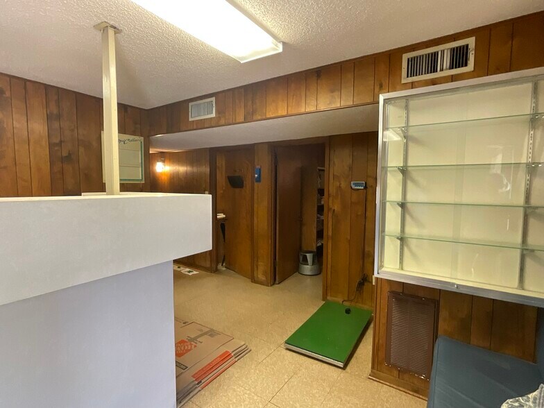 More Photos Of 1310 W Grand Ave, Yoakum Veterinarian Kennel For Sale