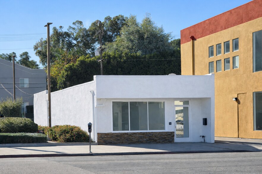 Primary Photo Of 22062 Ventura Blvd, Woodland Hills Freestanding For Lease