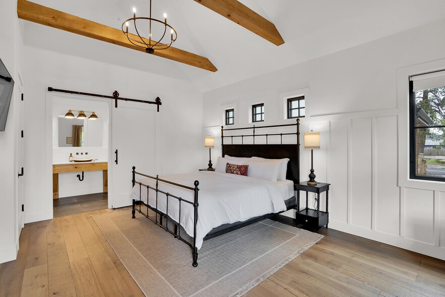 More Photos Of 560 E Main Ave, Sisters Hotel For Sale