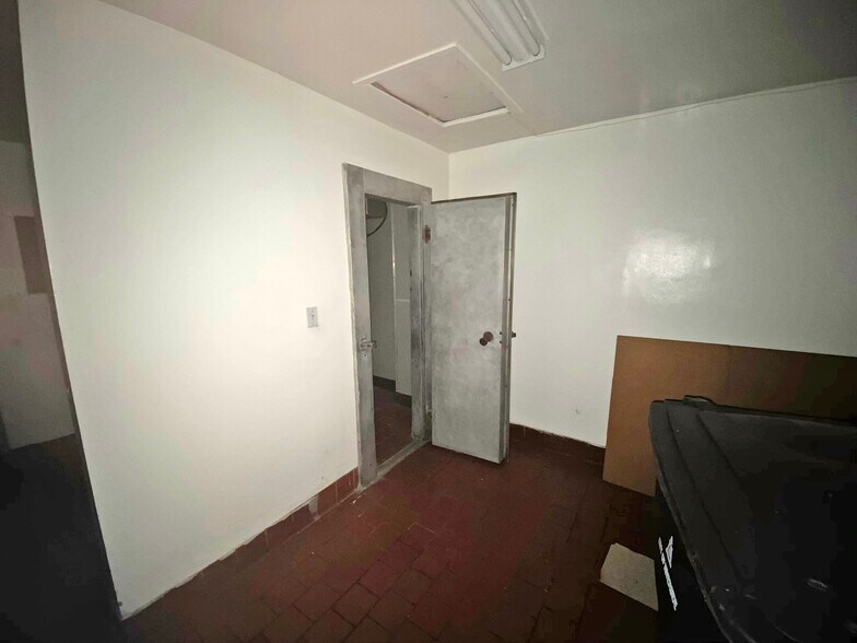 More Photos Of 9696 Magnolia Ave, Riverside Restaurant For Lease