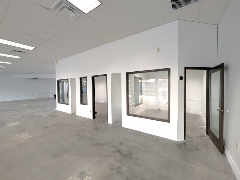 More Photos Of 901 N Missouri Ave, Largo Freestanding For Lease