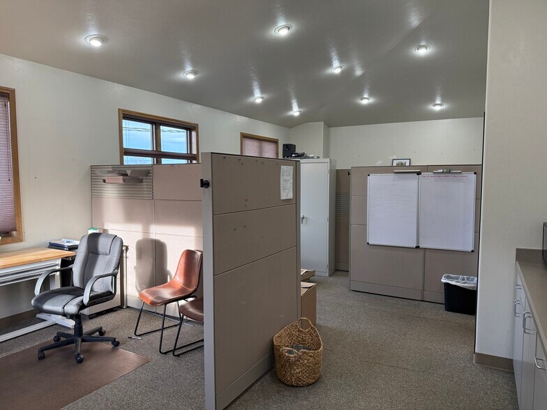 More Photos Of 2990 N Townsend Ave, Montrose Light Distribution For Sale