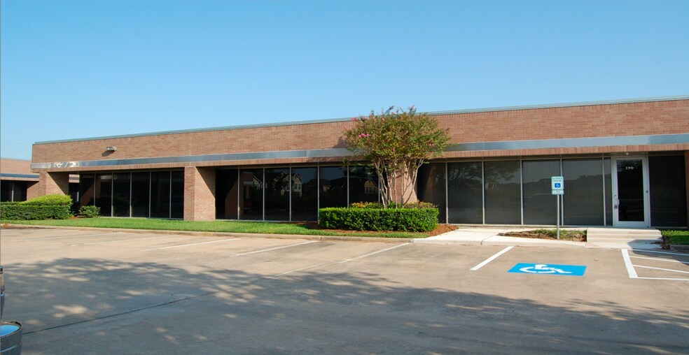 More Photos Of 211-285 W Airtex Blvd, Houston Light Distribution For Lease