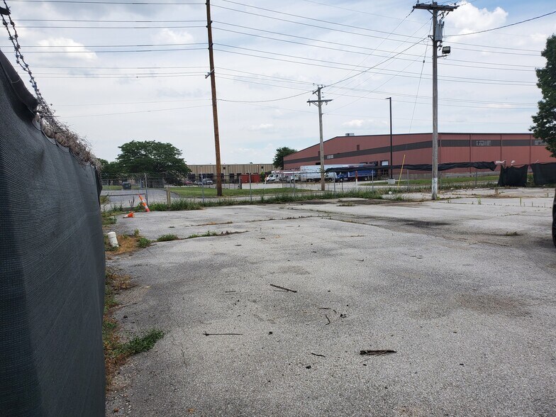 More Photos Of 8870 Frost Ave, Saint Louis Service For Lease