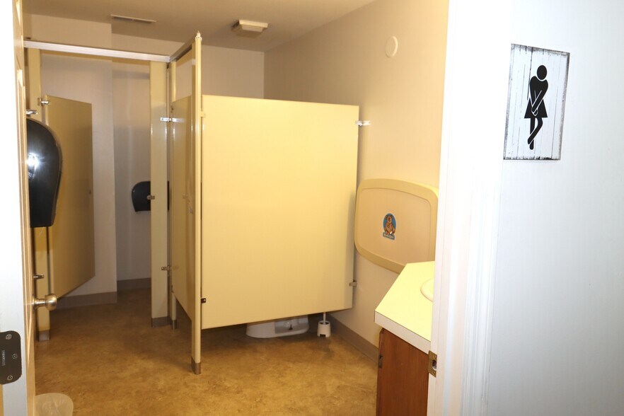 More Photos Of 2335 Columbia Hwy, Pulaski Office For Sale