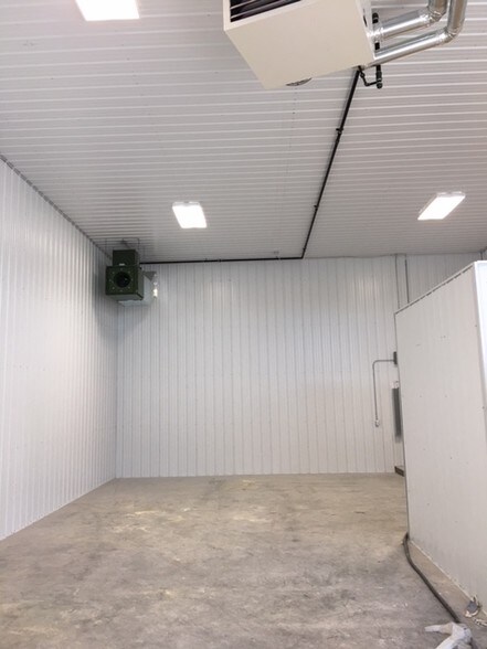 More Photos Of 615 Mission St, Winnipeg Warehouse For Lease