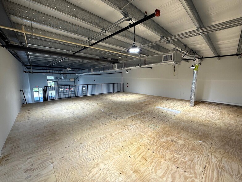 More Photos Of 5651 Shirley St, Naples Light Distribution For Lease