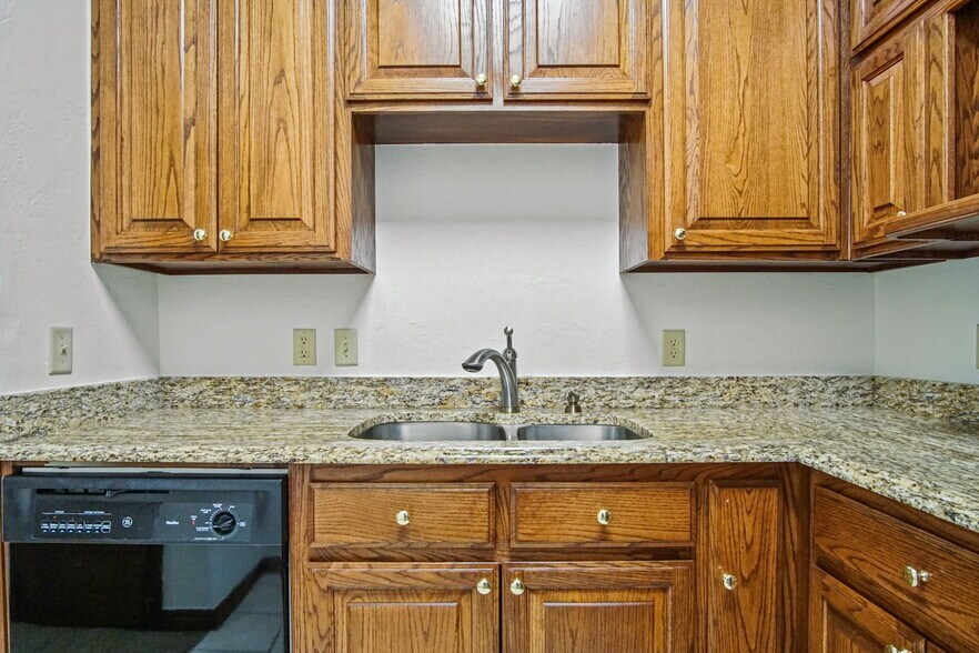 More Photos Of 1006 24th Ave NW, Norman Office For Lease